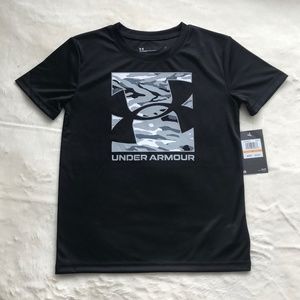 Under Armour Black with Camo Logo Athletic T-shirts Boys size 7